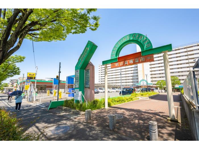 鶴山台商店街入口付近の風景